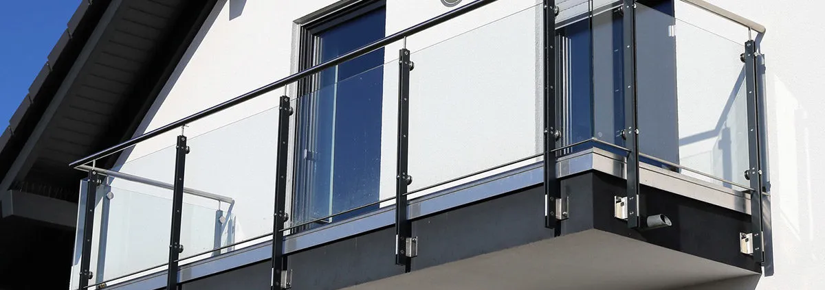 Balkongeländer aus Glas und Edelstahl von Schlosserei Koch